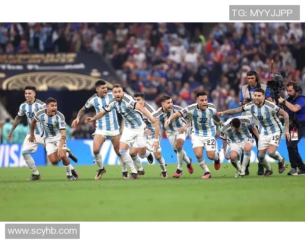 足球球星与小孩互动欢乐时刻 传递爱与快乐的心灵碰撞